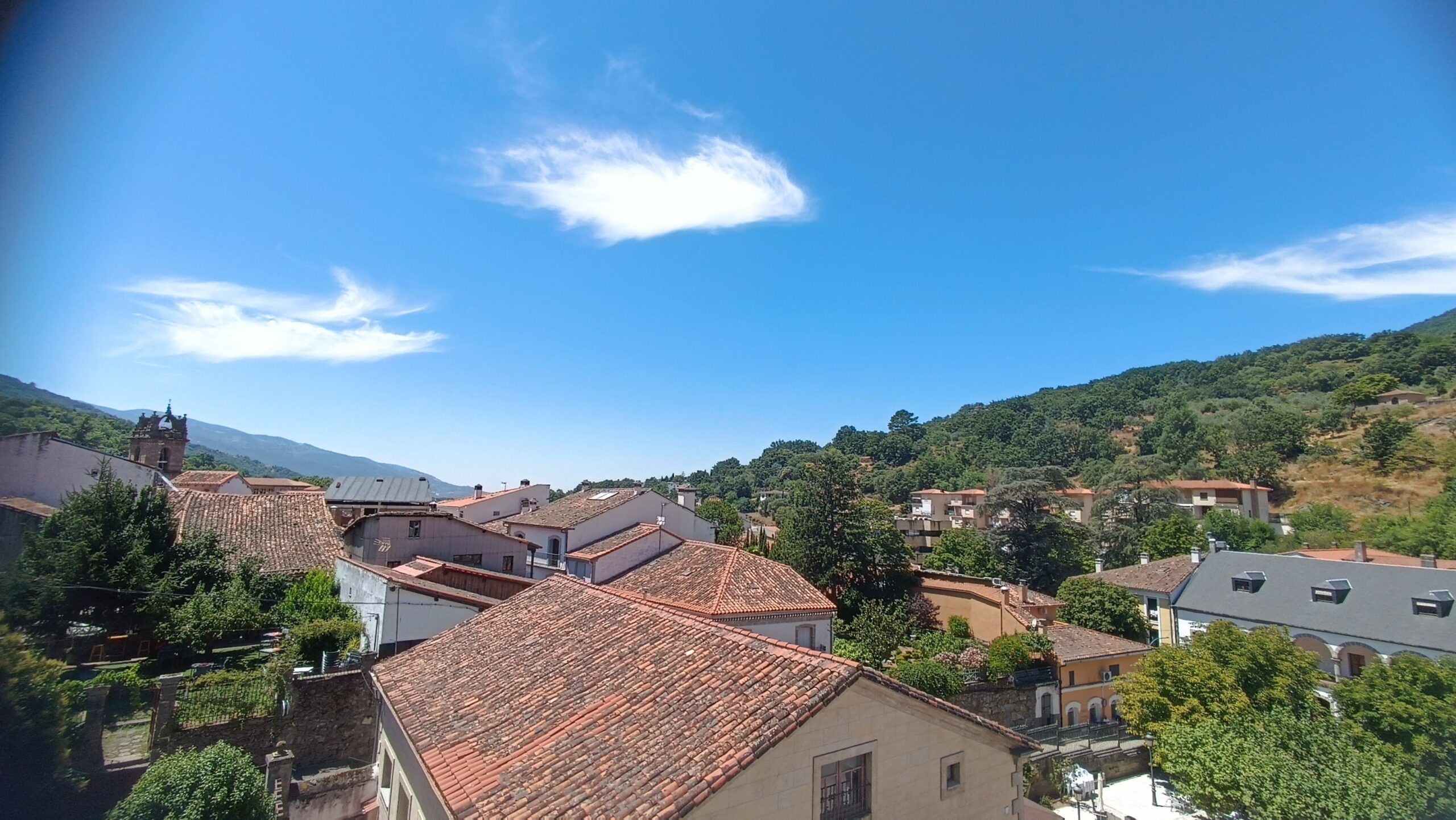 Vistas desde la residencia hacia el valle y tejados de Baños de Montemayor