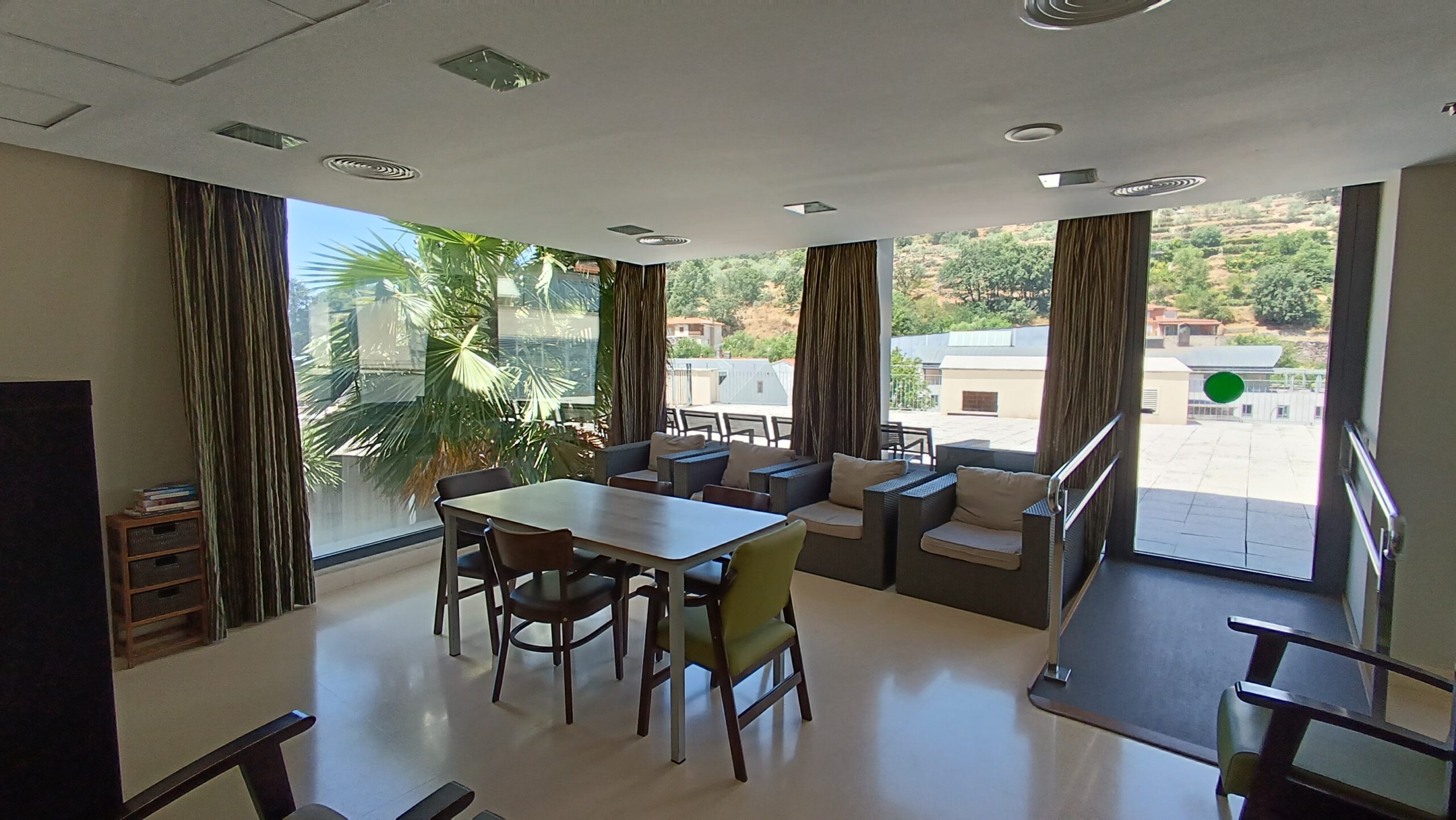 Terraza con vistas a la sierra y cielo despejado