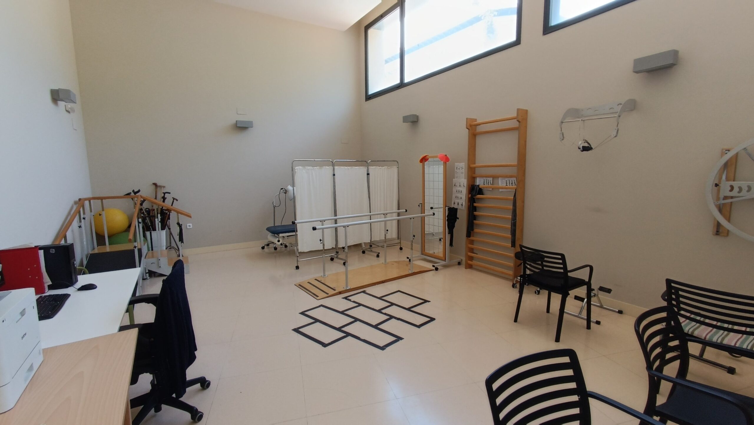 Sala de rehabilitación y fisioterapia con barras paralelas