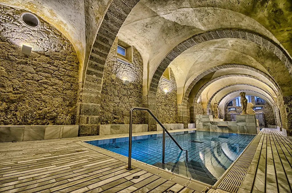 Vista hacia el exterior desde zona cercana con motivos decorativos