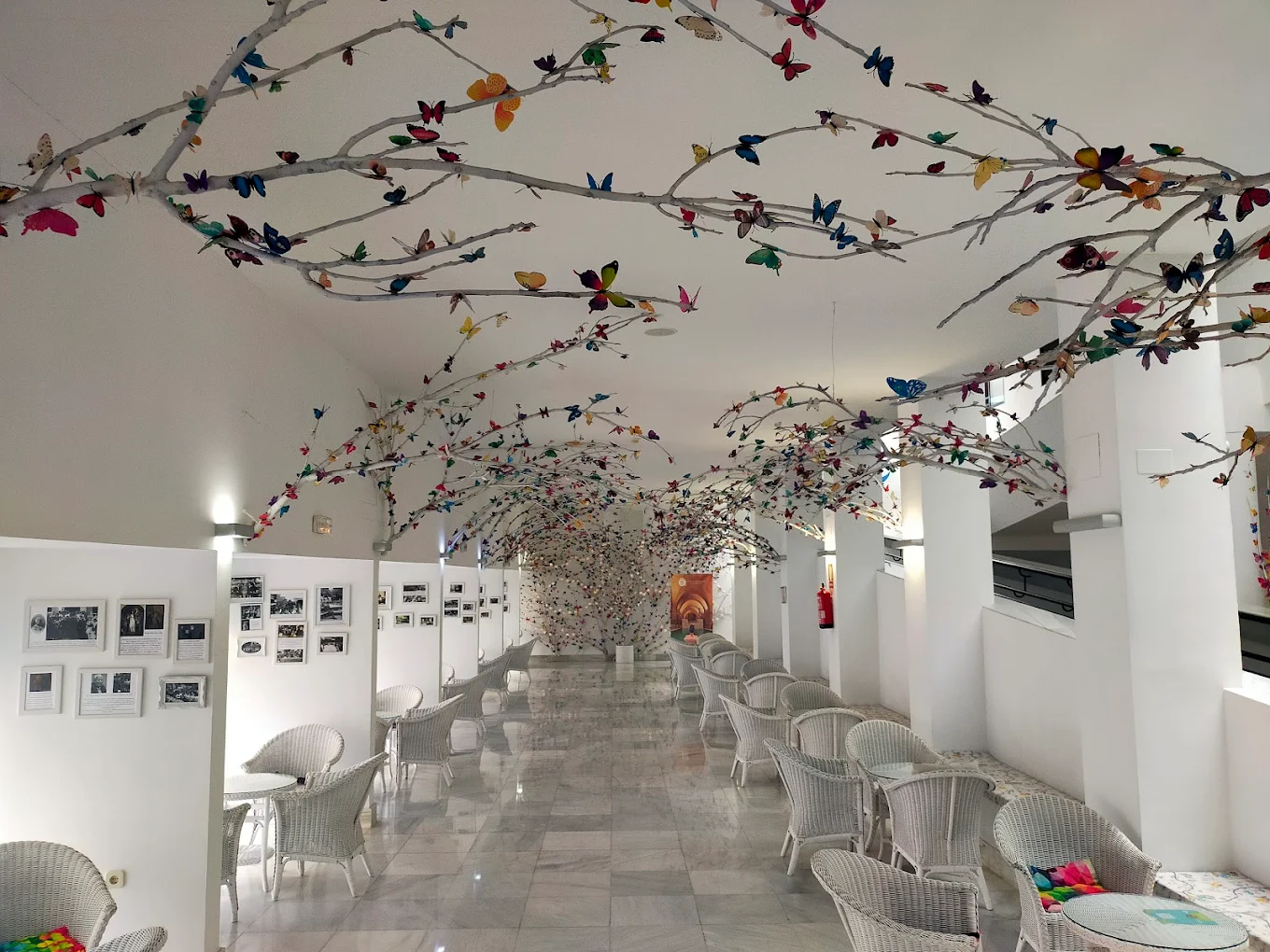 Zona de mesa junto a grandes ventanales con vistas verdes